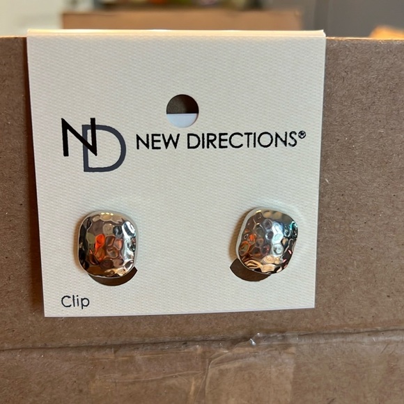 New Directions EARRINGS METAL CLIP GOLD TONE - Picture 1 of 3